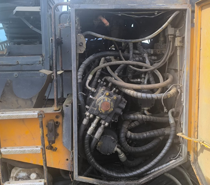 COLHEDORA VALTRA BE 1035E, ANO 2015, FROTA 0920004, CHASSI 2015S00025,(OBS: MOTOR BOM, PAROU FUNCIONANDO, TEM ESTEIRA RODANTE, ELEVADOR FORA DO LUGAR, BOMBAS BOAS)