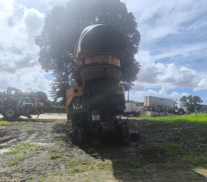 COLHEDORA VALTRA BE 1035E, ANO 2015, FROTA 0920004, CHASSI 2015S00025,(OBS: MOTOR BOM, PAROU FUNCIONANDO, TEM ESTEIRA RODANTE, ELEVADOR FORA DO LUGAR, BOMBAS BOAS)