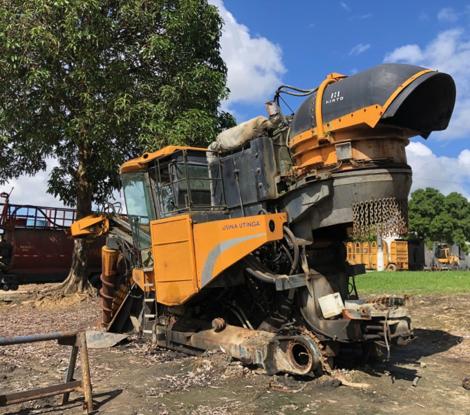 COLHEDORA VALTRA BE 1035E, ANO 2015, FROTA 0920004, CHASSI 2015S00025,(OBS: MOTOR BOM, PAROU FUNCIONANDO, TEM ESTEIRA RODANTE, ELEVADOR FORA DO LUGAR, BOMBAS BOAS)