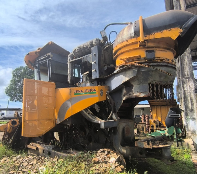 COLHEDORA VALTRA BE 1035E, ANO 2015, FROTA 0920006, CHASSI 2015S00041, (OBS: PAROU FUNCIONANDO, TA SEM UNIDADE, SEM CAMOREI, TA SEM ESTEIRA, SEM DIVISOR DE LINHA LADO DIREITO, CABINE BOA, ROLO TOMBADOR FORA, ELEVADOR FORA DO LUGAR)
