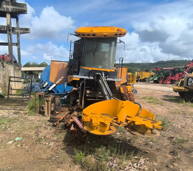 COLHEDORA VALTRA BE 1035E, ANO 2015, FROTA 0920006, CHASSI 2015S00041, (OBS: PAROU FUNCIONANDO, TA SEM UNIDADE, SEM CAMOREI, TA SEM ESTEIRA, SEM DIVISOR DE LINHA LADO DIREITO, CABINE BOA, ROLO TOMBADOR FORA, ELEVADOR FORA DO LUGAR)