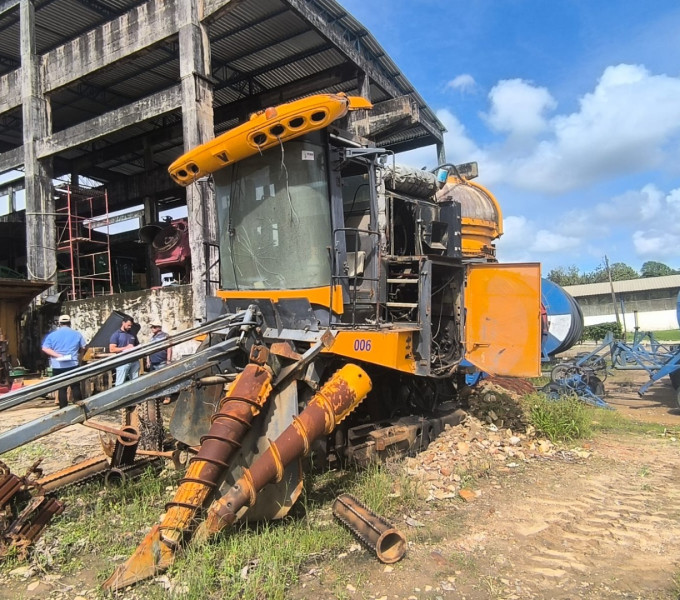 COLHEDORA VALTRA BE 1035E, ANO 2015, FROTA 0920006, CHASSI 2015S00041, (OBS: PAROU FUNCIONANDO, TA SEM UNIDADE, SEM CAMOREI, TA SEM ESTEIRA, SEM DIVISOR DE LINHA LADO DIREITO, CABINE BOA, ROLO TOMBADOR FORA, ELEVADOR FORA DO LUGAR)