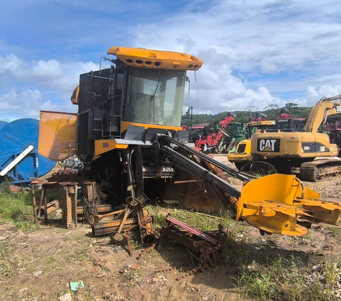 COLHEDORA VALTRA BE 1035E, ANO 2015, FROTA 0920006, CHASSI 2015S00041, (OBS: PAROU FUNCIONANDO, TA SEM UNIDADE, SEM CAMOREI, TA SEM ESTEIRA, SEM DIVISOR DE LINHA LADO DIREITO, CABINE BOA, ROLO TOMBADOR FORA, ELEVADOR FORA DO LUGAR)