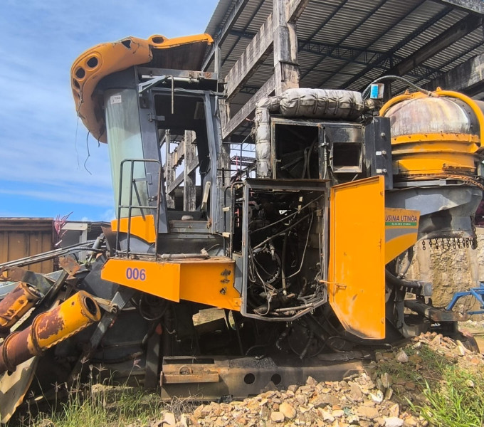 COLHEDORA VALTRA BE 1035E, ANO 2015, FROTA 0920006, CHASSI 2015S00041, (OBS: PAROU FUNCIONANDO, TA SEM UNIDADE, SEM CAMOREI, TA SEM ESTEIRA, SEM DIVISOR DE LINHA LADO DIREITO, CABINE BOA, ROLO TOMBADOR FORA, ELEVADOR FORA DO LUGAR)