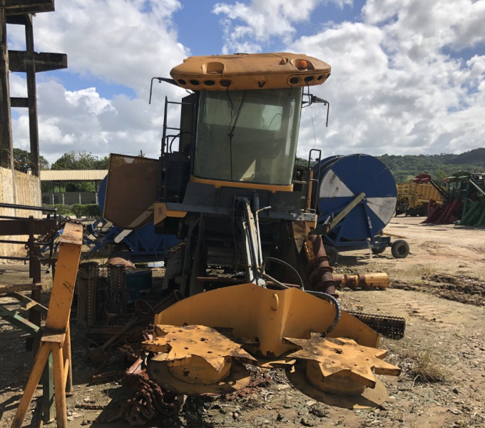 COLHEDORA VALTRA BE 1035E, ANO 2015, FROTA 0920006, CHASSI 2015S00041, (OBS: PAROU FUNCIONANDO, TA SEM UNIDADE, SEM CAMOREI, TA SEM ESTEIRA, SEM DIVISOR DE LINHA LADO DIREITO, CABINE BOA, ROLO TOMBADOR FORA, ELEVADOR FORA DO LUGAR)