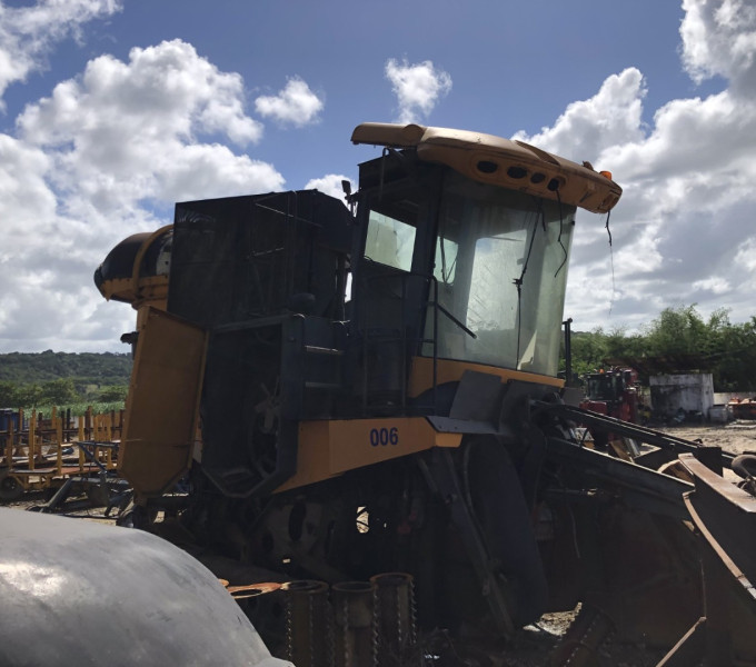COLHEDORA VALTRA BE 1035E, ANO 2015, FROTA 0920006, CHASSI 2015S00041, (OBS: PAROU FUNCIONANDO, TA SEM UNIDADE, SEM CAMOREI, TA SEM ESTEIRA, SEM DIVISOR DE LINHA LADO DIREITO, CABINE BOA, ROLO TOMBADOR FORA, ELEVADOR FORA DO LUGAR)