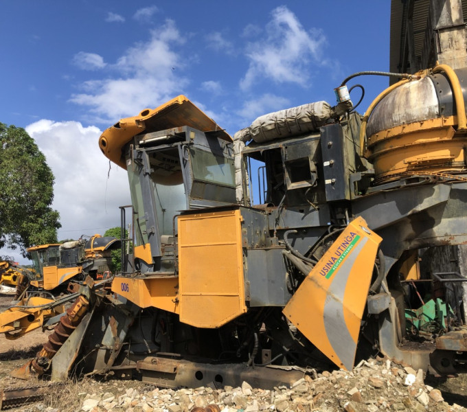 COLHEDORA VALTRA BE 1035E, ANO 2015, FROTA 0920006, CHASSI 2015S00041, (OBS: PAROU FUNCIONANDO, TA SEM UNIDADE, SEM CAMOREI, TA SEM ESTEIRA, SEM DIVISOR DE LINHA LADO DIREITO, CABINE BOA, ROLO TOMBADOR FORA, ELEVADOR FORA DO LUGAR)