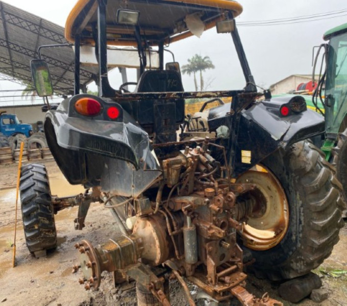 Trator de Pneus Valtra BM100 Completo, sem motor