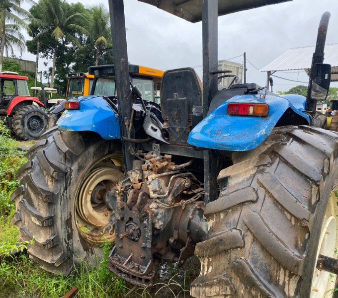 Trator de Pneus New Holland TM150