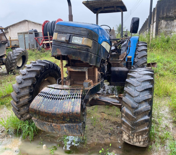 Trator de Pneus New Holland TM150