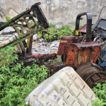 Chassi de Massey Ferguson com motor e transmissão 299