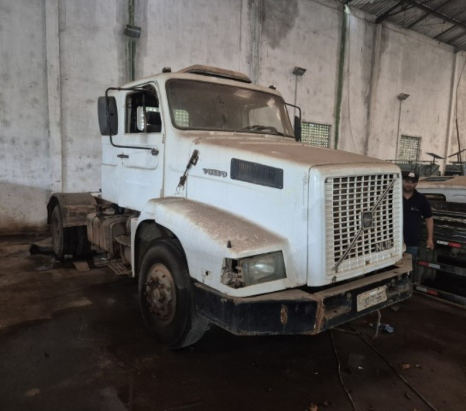 Caminhão Cavalo mecanico Volvo NL12 (sem doc)