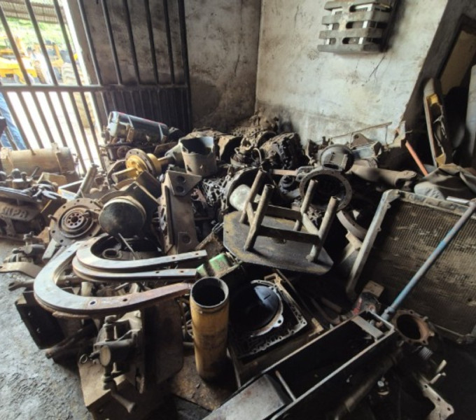 Sala Almoxarifado II: Grande qtd. De peças, componentes para agricola, motores a combustão, caixa de transmissão, Blocos de motor, radiadores, Embreagens, Braços hidraulicos, APROX. 200 TON. $1.00 P/KG