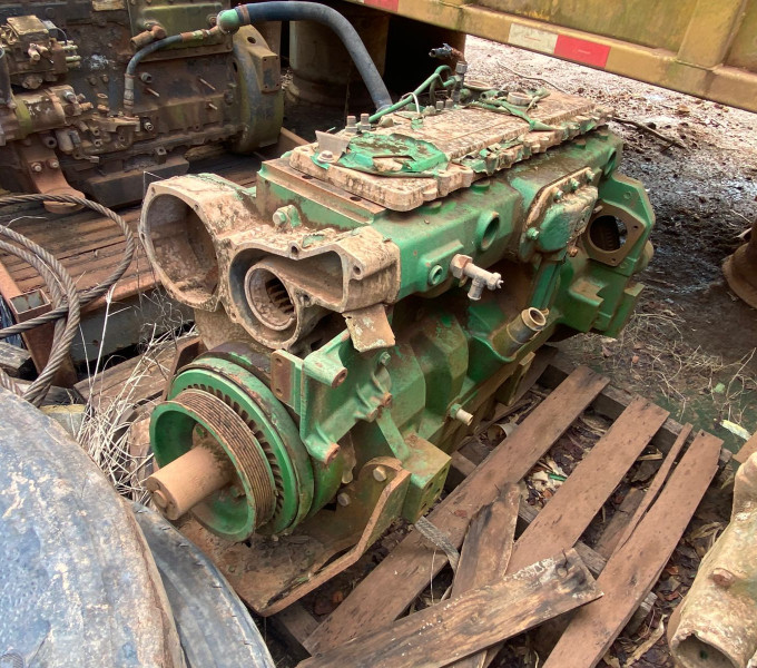 Motor a combustão John Deere 6 cilindros