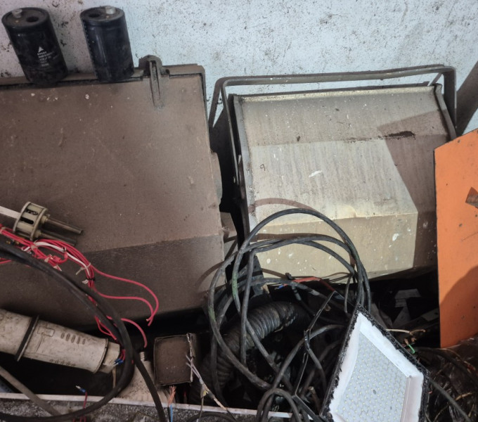 3 indutores trifásico, 2 nobreak, 2 refletor led, 2 motores elétricos, 2 luminárias , 2 quadros seccionadores