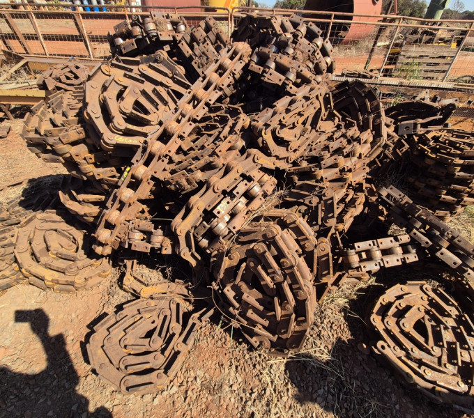 GRANDE QUANTIDADE CORRENTE P ESTEIRA METALICA MOENDA APROX. 15TON