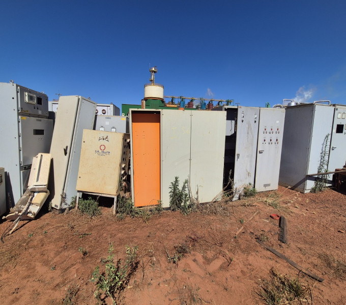 42 PAINEIS ELETRICOS VÁRIOS TAMANHOS (COM PEQUENOS DISJUNTORES)