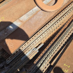 GRANDE QTD DE PLACAS LEITO GALVANIZADO + 7 TUBOS PVC + BORRACHA P/ ESTEIRA TRANSPORTADORA
