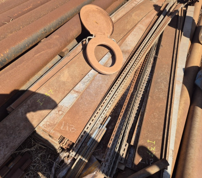GRANDE QTD DE PLACAS LEITO GALVANIZADO + 7 TUBOS PVC + BORRACHA P/ ESTEIRA TRANSPORTADORA