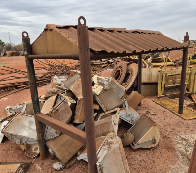 ESTRUTURA CASA EM AC C/ TELHAS + 02 ESCADAS P/ IMPLEMENTO AGRICOLA