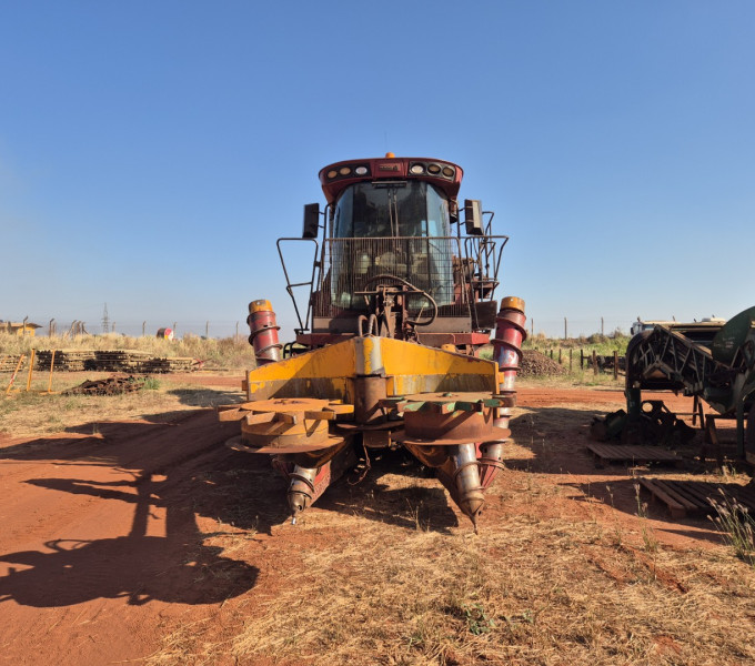 COLHEDORA CASE A8800 COMPLETA + MATERIAL DE COLHEDORA JONH DEERE