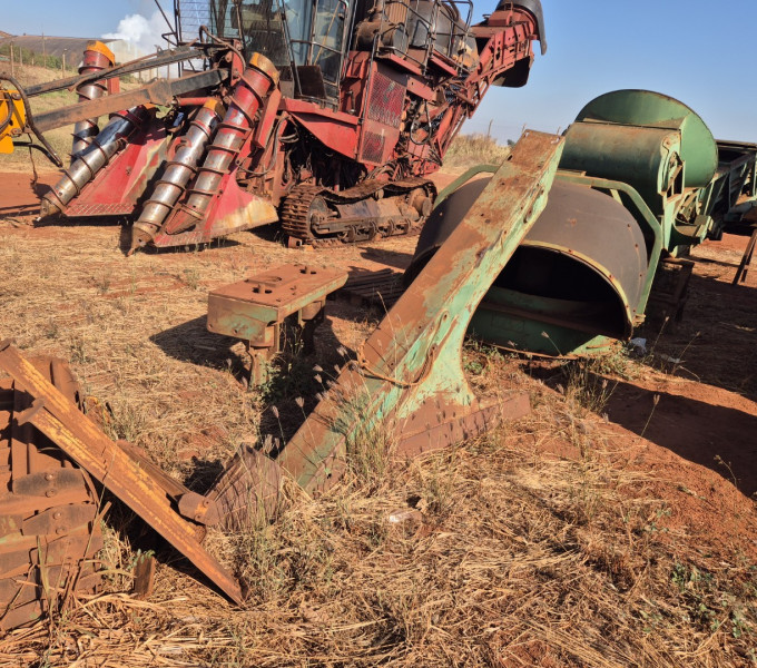 COLHEDORA CASE A8800 COMPLETA + MATERIAL DE COLHEDORA JONH DEERE