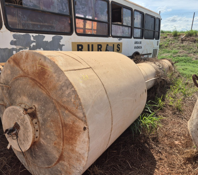 TANQUE VERTICAL E ESCADA EM AC