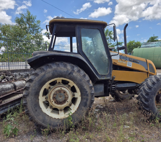 Trator de pneus valtra bm100