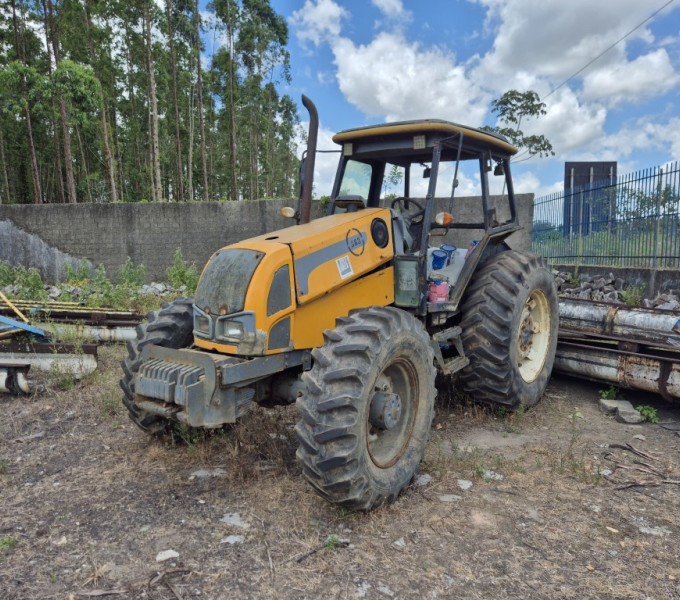 Trator de pneus valtra bm100