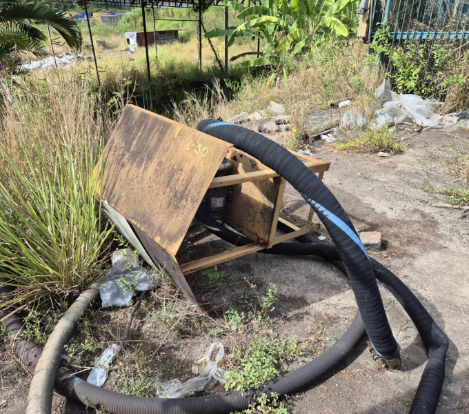 2 Tanques com estruturas, motor bomba