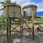 2 Tanques com estruturas, motor bomba