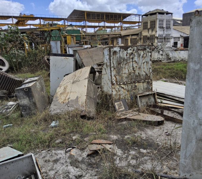 18 Painéis de controle, 1 inversor de frequência, 1 softstarter, 1 banco de capacitores, 3 nobreak, 2 Transformadores 280 trifásico