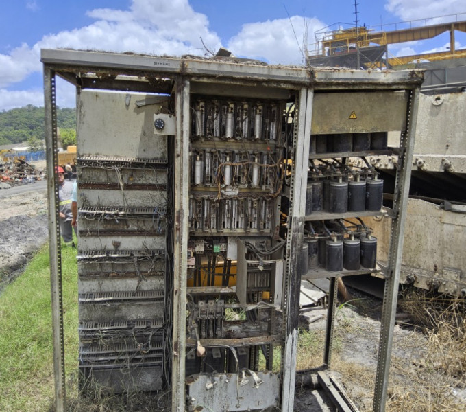 18 Painéis de controle, 1 inversor de frequência, 1 softstarter, 1 banco de capacitores, 3 nobreak, 2 Transformadores 280 trifásico