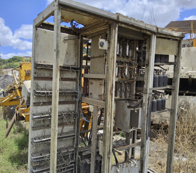 18 Painéis de controle, 1 inversor de frequência, 1 softstarter, 1 banco de capacitores, 3 nobreak, 2 Transformadores 280 trifásico