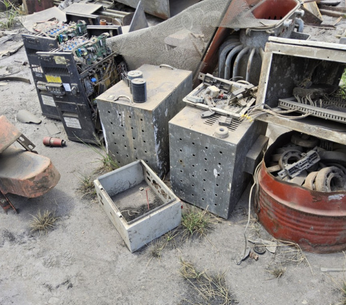 18 Painéis de controle, 1 inversor de frequência, 1 softstarter, 1 banco de capacitores, 3 nobreak, 2 Transformadores 280 trifásico