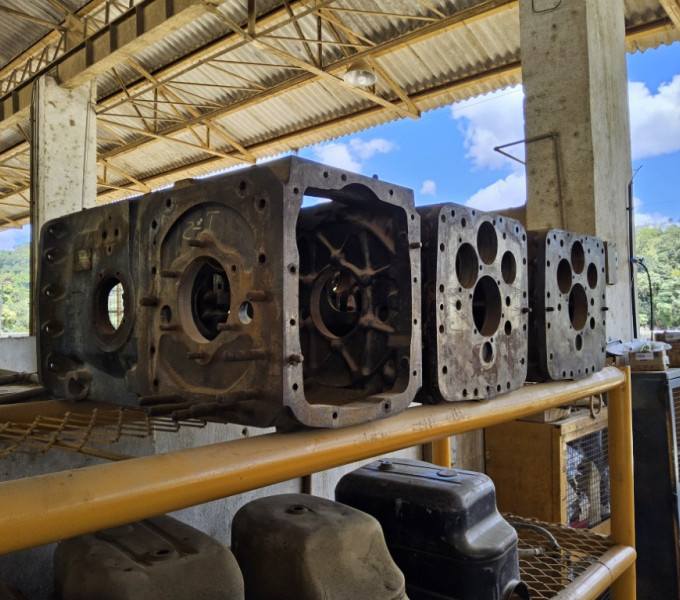 Caixa de marcha 2635 mercedes-benz (retirada), 2 carcaças de marcha 1780 e 7 caixas de acionamento p/ carregadeira Bell