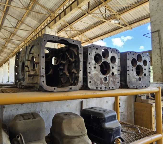 Caixa de marcha 2635 mercedes-benz (retirada), 2 carcaças de marcha 1780 e 7 caixas de acionamento p/ carregadeira Bell