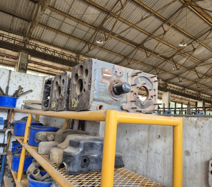 Caixa de marcha 2635 mercedes-benz (retirada), 2 carcaças de marcha 1780 e 7 caixas de acionamento p/ carregadeira Bell