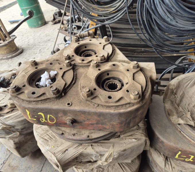 Caixa de marcha 2635 mercedes-benz (retirada), 2 carcaças de marcha 1780 e 7 caixas de acionamento p/ carregadeira Bell