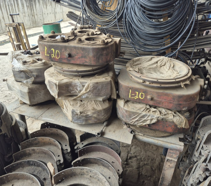 Caixa de marcha 2635 mercedes-benz (retirada), 2 carcaças de marcha 1780 e 7 caixas de acionamento p/ carregadeira Bell