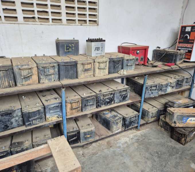 Grande quantidade de baterias automotivas 73 maiores aprox. 15T