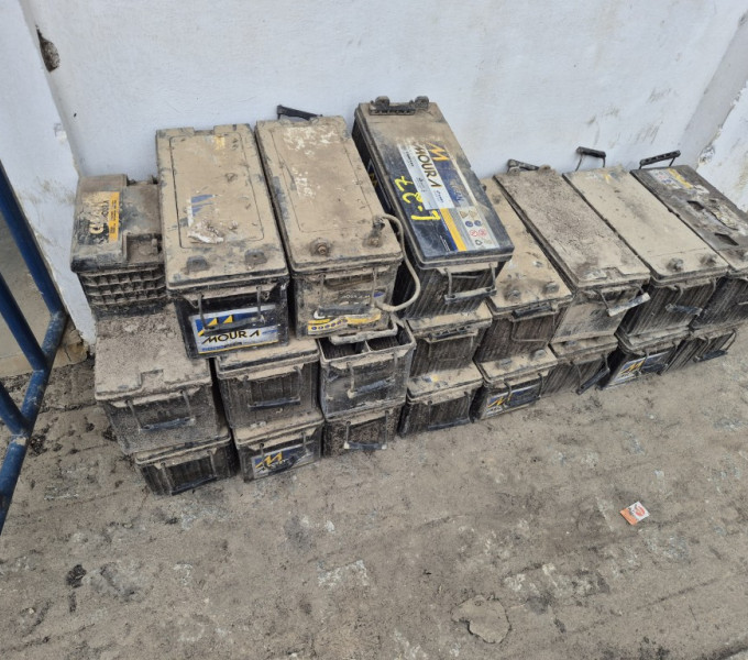 Grande quantidade de baterias automotivas 73 maiores aprox. 15T