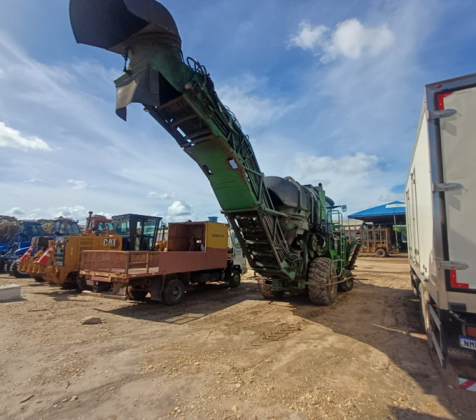 Colhedora de cana, pneus, John Deere 3520, 2010, Frota: 47004 + Ativo Item 1