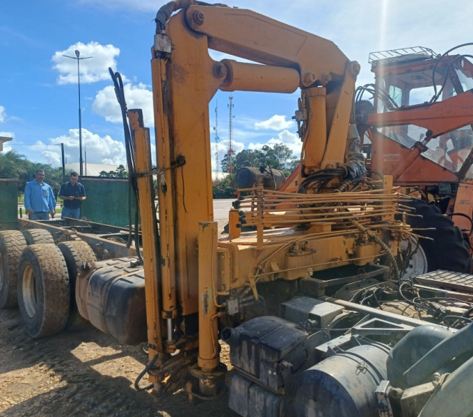 Caminhão Volvo 330, 2013, plataforma c/ Implemento Munck