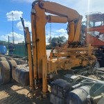 Caminhão Volvo 330, 2013, plataforma c/ Implemento Munck