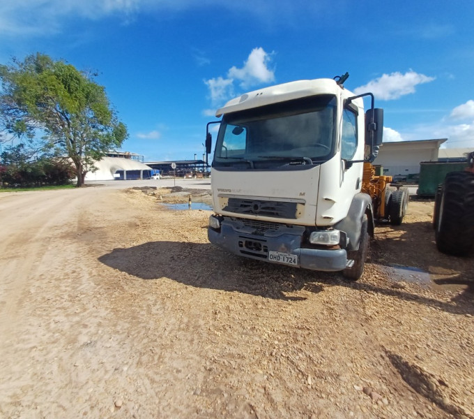 Caminhão Volvo 330, 2013, plataforma c/ Implemento Munck