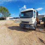 Caminhão Volvo 330, 2013, plataforma c/ Implemento Munck