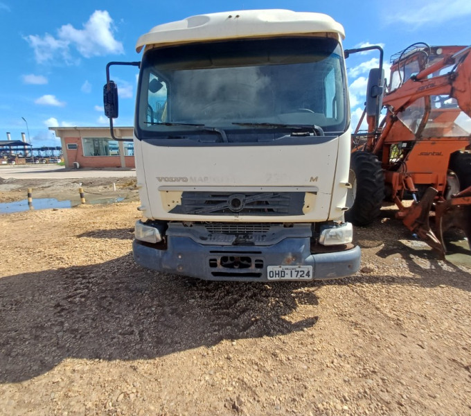 Caminhão Volvo 330, 2013, plataforma c/ Implemento Munck