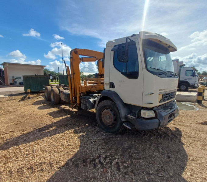 Caminhão Volvo 330, 2013, plataforma c/ Implemento Munck