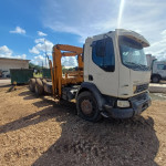 Caminhão Volvo 330, 2013, plataforma c/ Implemento Munck